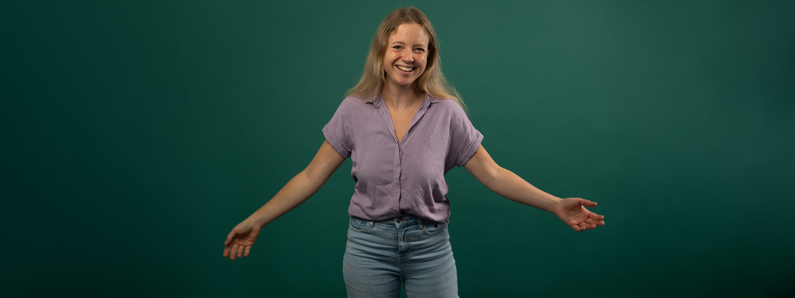 Hannah lacht in die Kamera