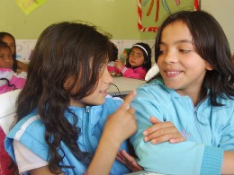 Verstehen sich prima: Alejandra und ihre neue Freundin unterhalten sich in Gebärdensprache.
