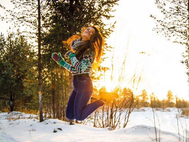 Alisa springt in die Luft.