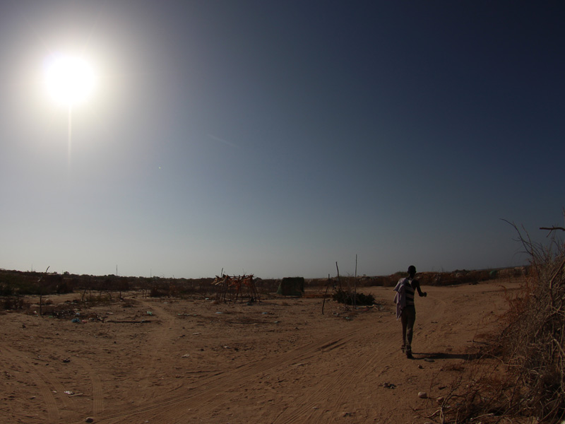 Jugendlicher auf dem Weg bei Berbera, Somaliand, am Rande der heißen und trockenen Küstenebene – Foto: Katharina Ebel