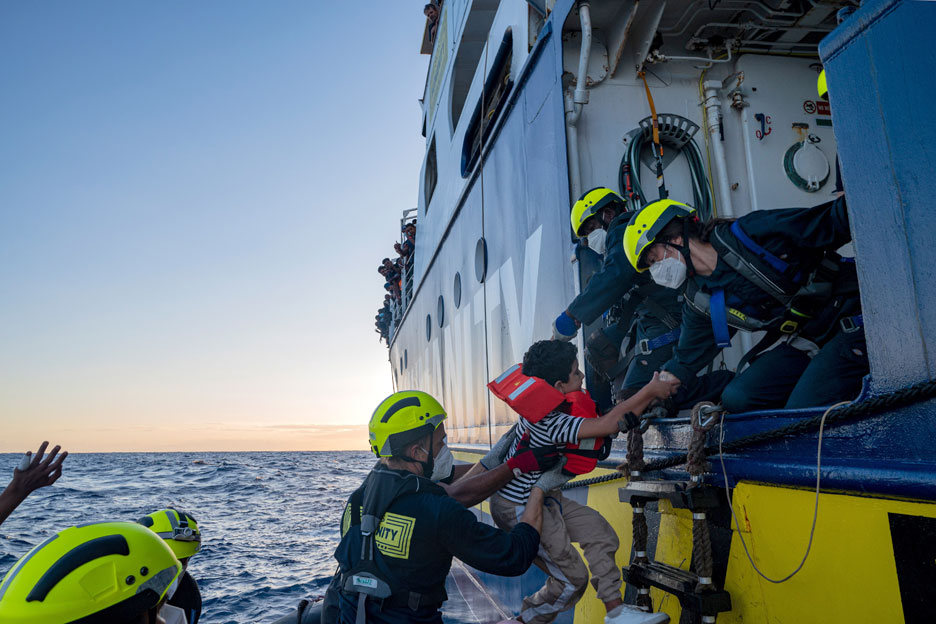 Mitarbeitende von SOS Humanity bergen Flüchlinge in Seenot und bringen sie auf ihrem Schiff in Sicherheit. Foto: Arez Ghaderi / SOS Humanity