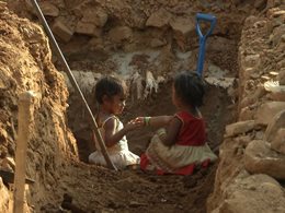 Kinder spielen in Trümmern in Nepal