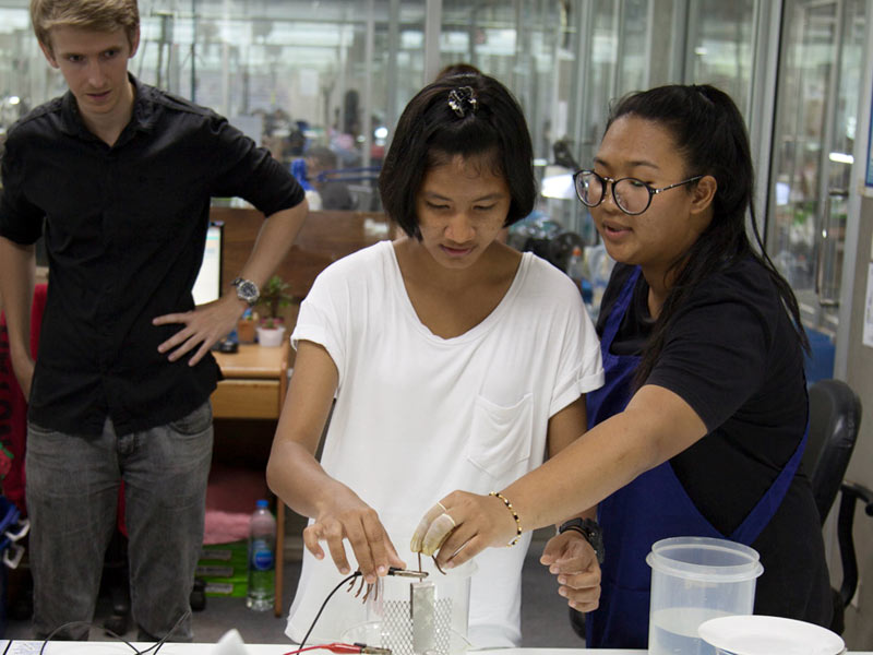 Bei einer Werksführung erfuhren die Jugendlichen vieles über Schmuckherstellung