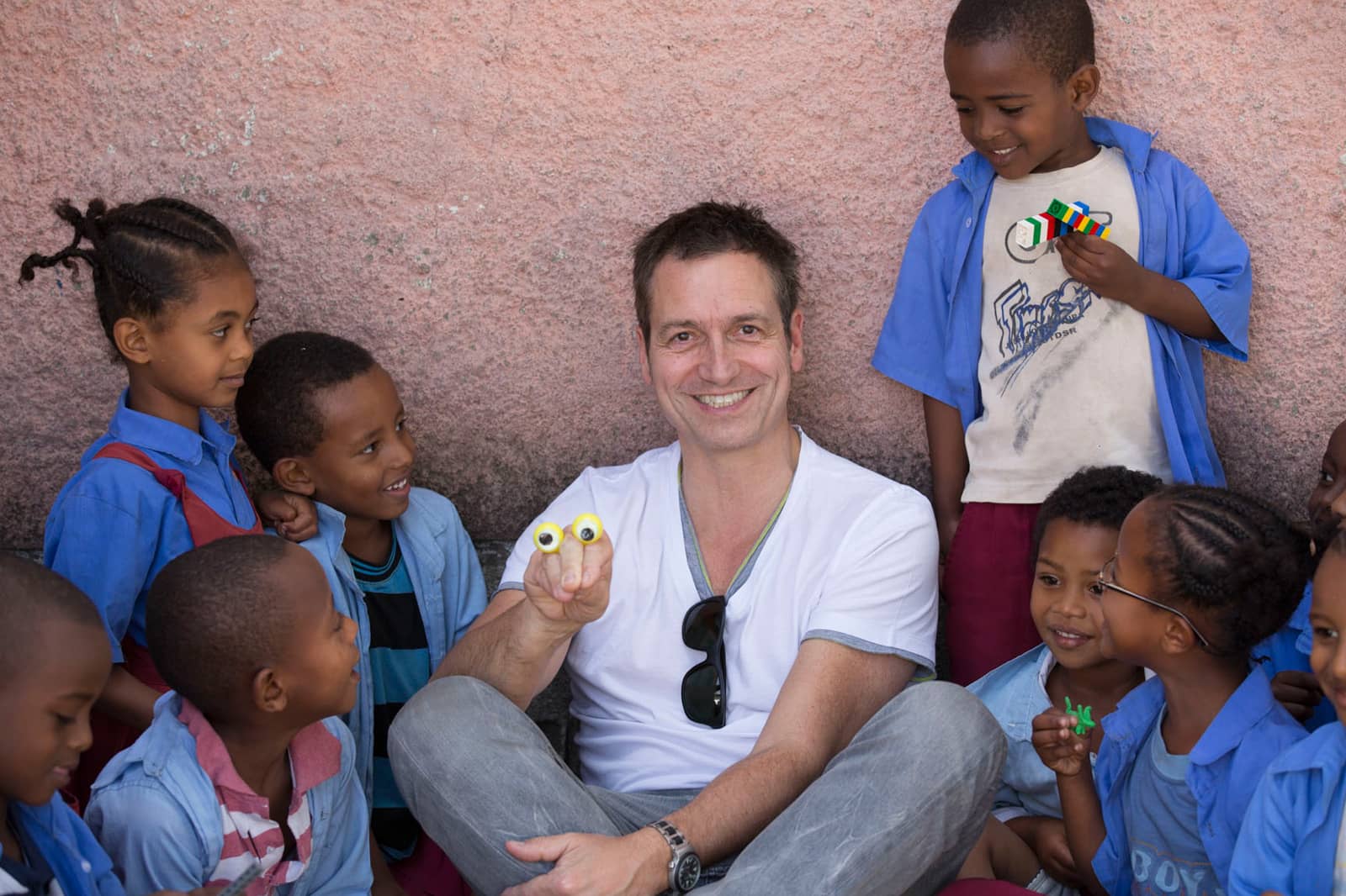 Dieter Nuhr zu Besuch im SOS-Kinderdorf Awassa in Äthiopien. Foto: Patrick Wittmann