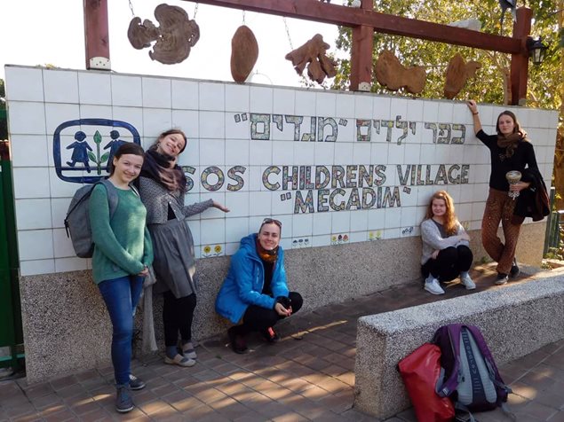 Die Sängerinnen der A-Cappella-Gruppe Sjaella beim Besuch des SOS-Kinderdorfs Migdal Haemek (Megadim)