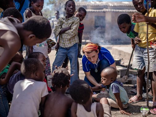 Helferin im Katastrophengebiet: Katharina Ebel mit Kindern in Beira. Foto: Cornel van Heerden