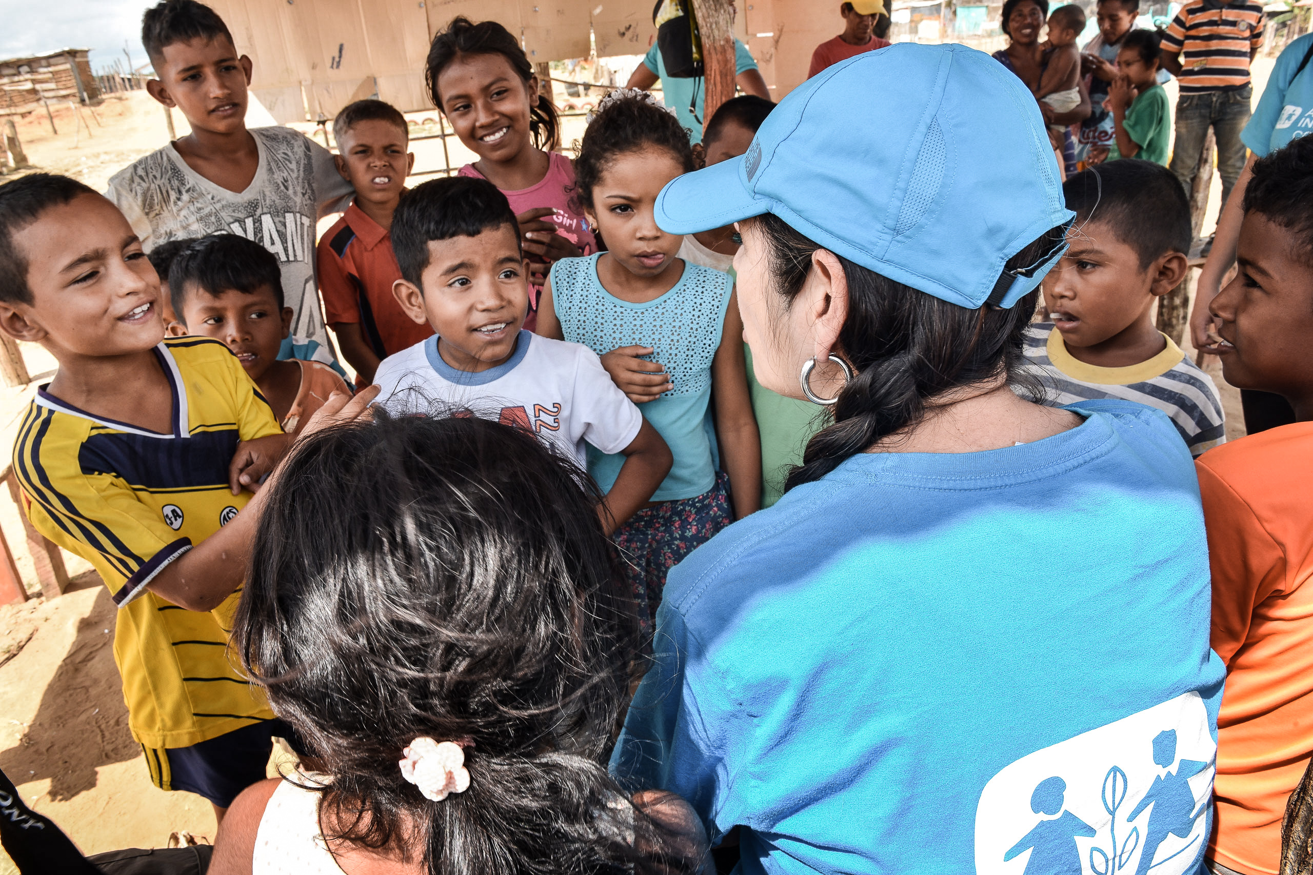 SOS-Mitarbeiterin spiel mit Kindern