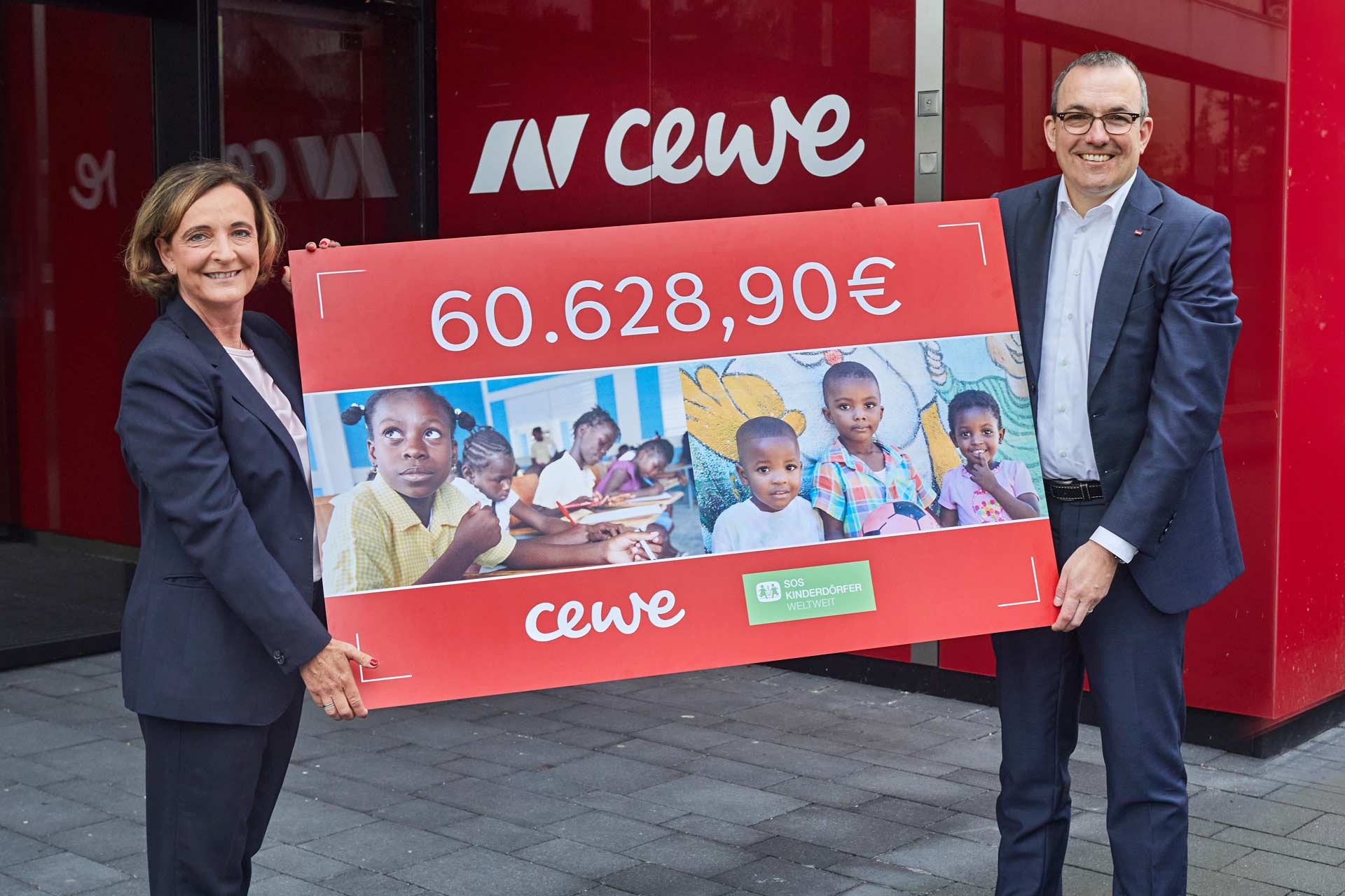 Übergabe eines Spendenschecks an die SOS-Kinderdörfer weltweit