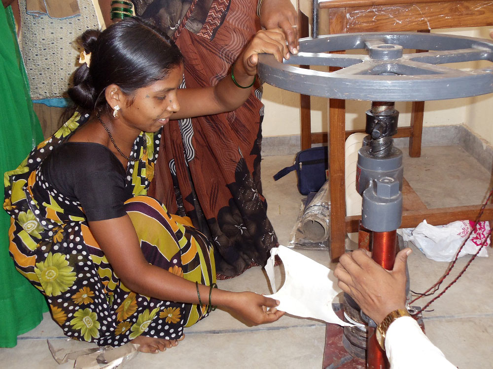 Eine Junge Frau erlernt verschiedene Fertigungstechniken.