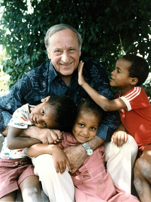 Hermann Gmeiner 1985 im SOS-Kinderdorf Assomada auf den Kapverden. Foto: SOS-Archiv