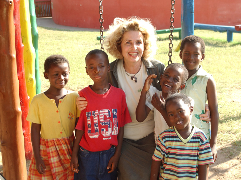 Schauspielerin Michaela May mit Kindern im SOS-Kinderdorf in Ghana