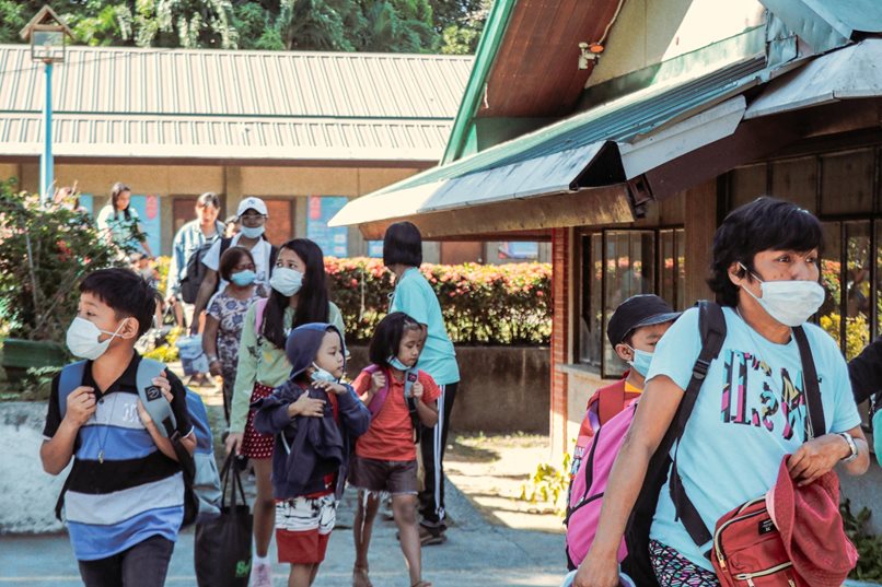 Seit dem Wochenende speit der Vulkan Taal auf den Philippinen Asche und Lava, Zehntausende sind vor dem Ausbruch bereits geflohen. Auch die SOS-Kinderdörfer mussten jetzt ihr Kinderdorf in der philippinischen Stadt Lipa, etwa 30 Kilometer entfernt vom Vulkan Taal gelegen, räumen. Jungen, Mädchen und SOS-Mütter wurden in den frühen Morgenstunden evakuiert. Foto: SOS-Kinderdörfer weltweit