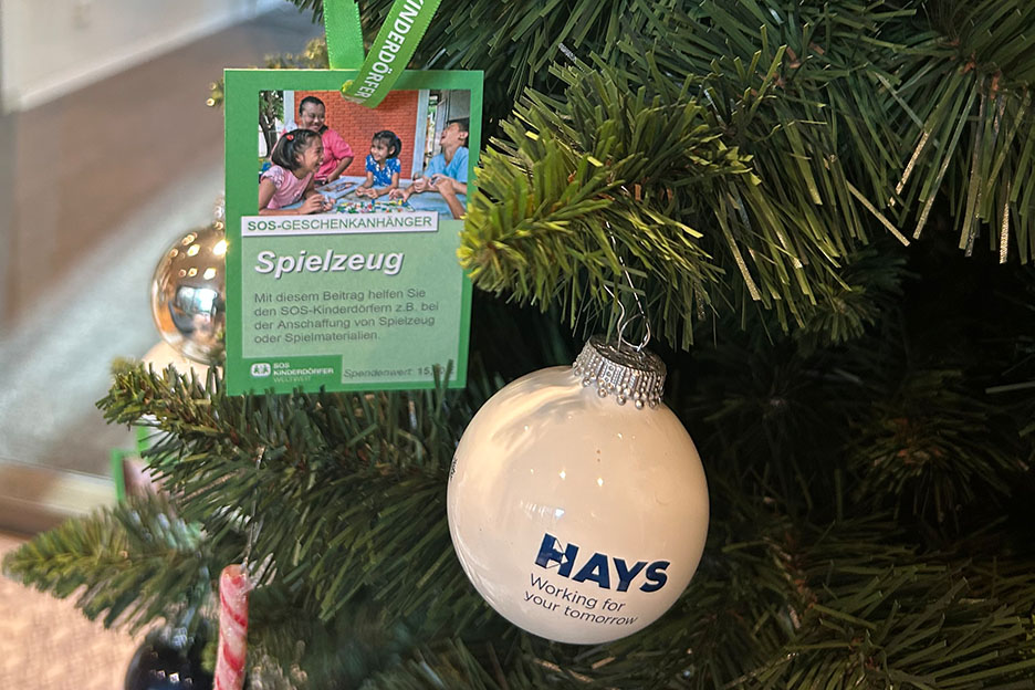 Weihnachtsbaum mit Hays Kugel und Spendenanhänger. Foto: Maria Klaes (Hays AG)