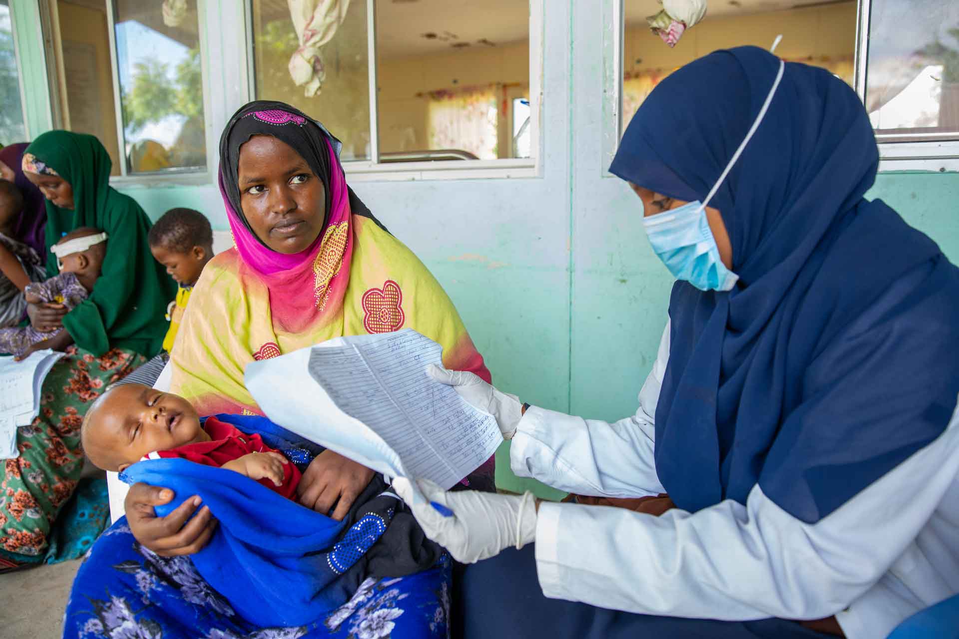 Untersuchung in der Klinik der SOS-Kinderdörfer in Mogadischu. Foto: Mohamed Abdihakim