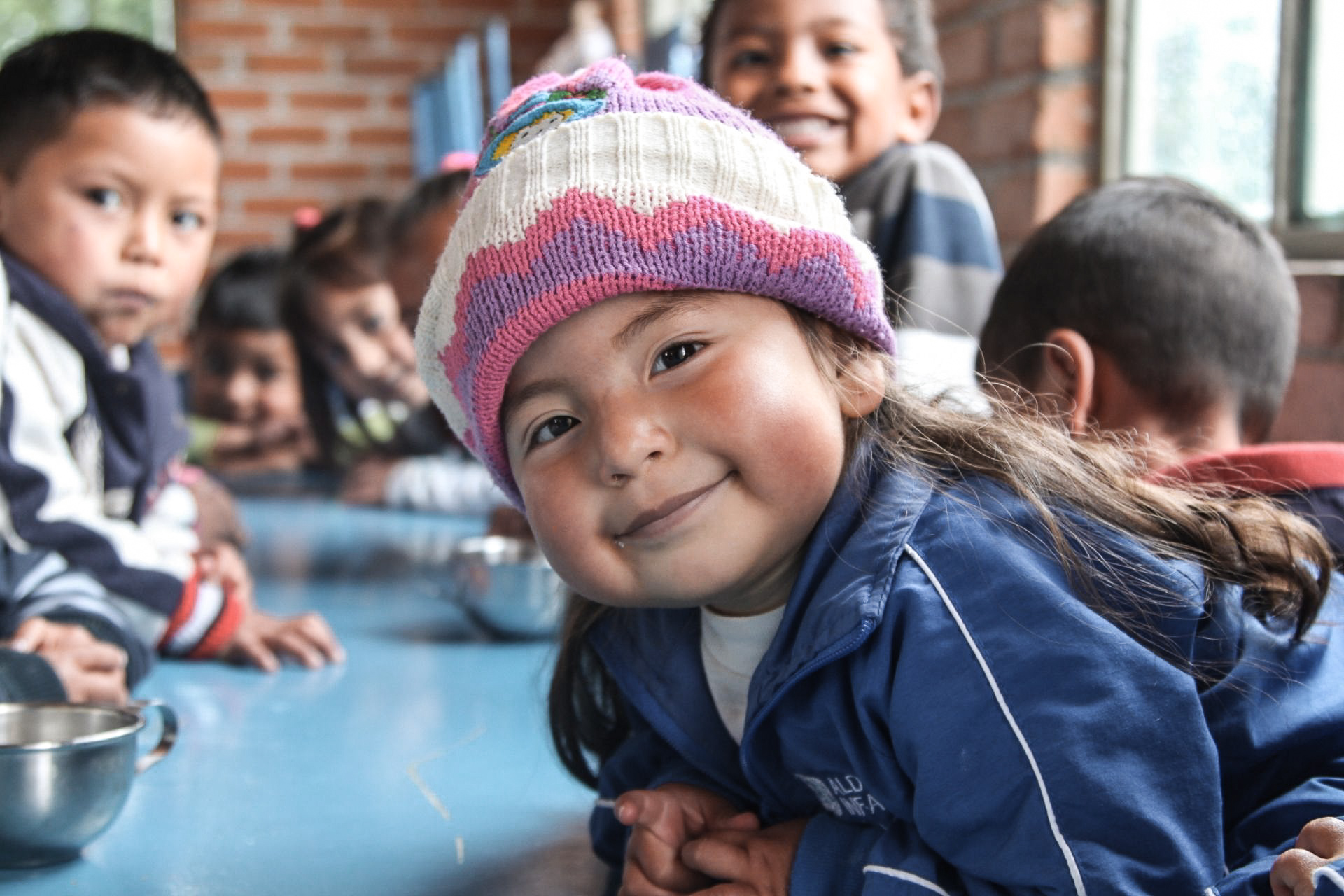 Mädchen mit Mütze in Kolumbien.