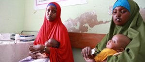 Mütter mit Babys in der SOS-Klinik in Mogadischu