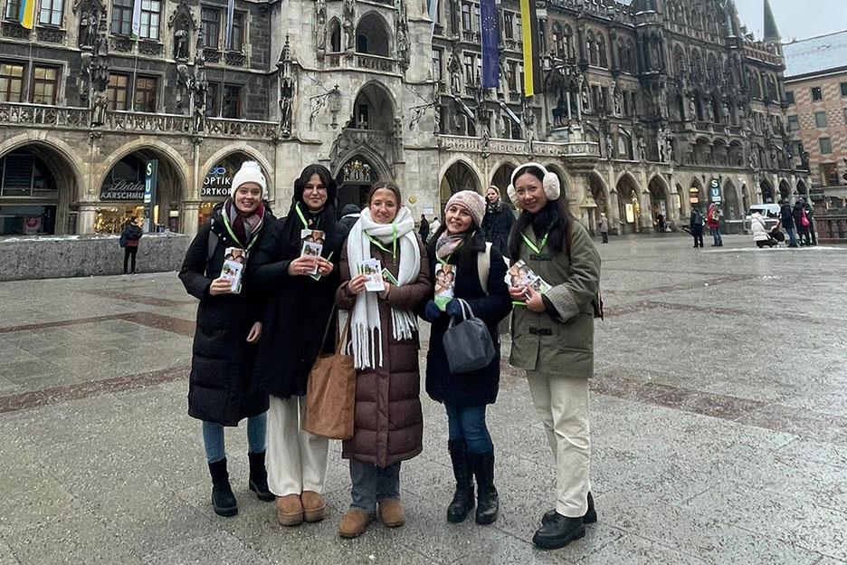Fünf junge Frauen im Rahmen ihrer Aktion auf dem Marienplatz in München.