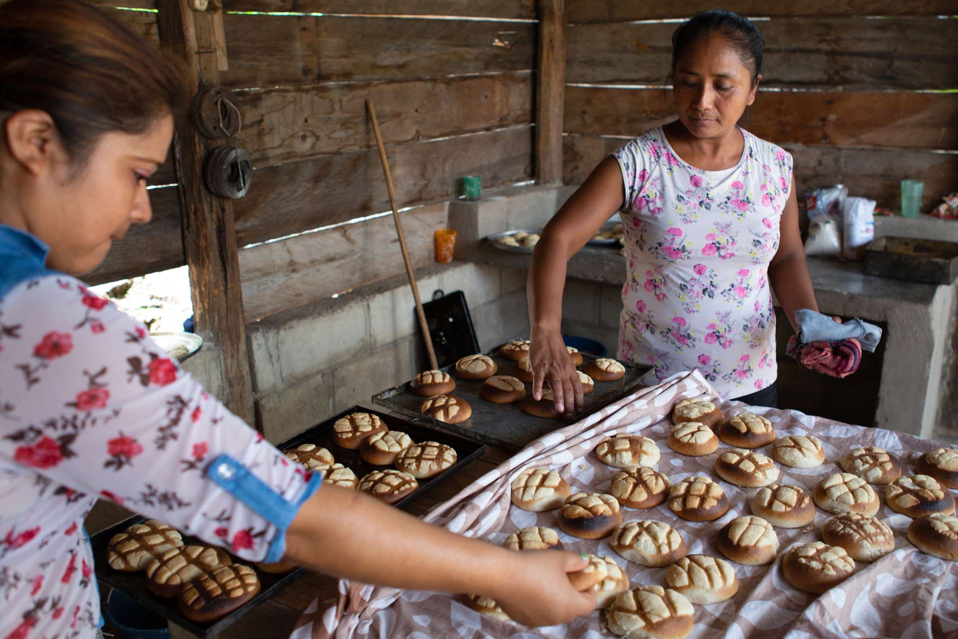 Mexikanische Frauen beim Brotbacken