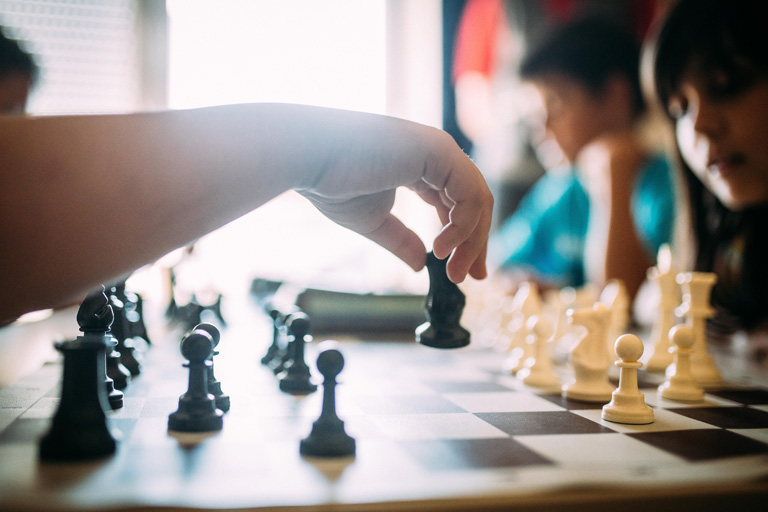 Kinder spielen Schach