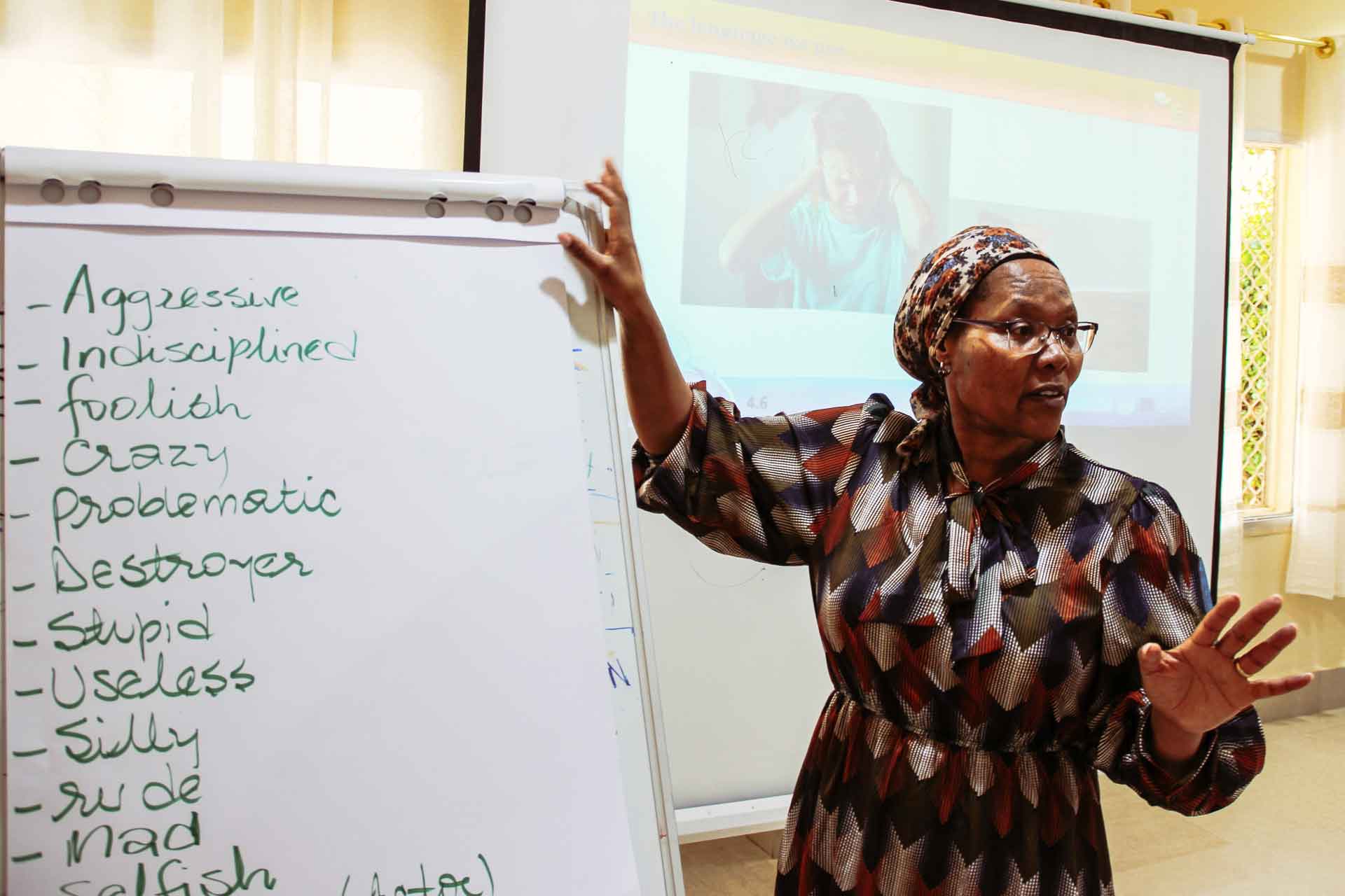 Psychologin Teresa Ngigi hält ein MHPSS-Training für Mitarbeiter der SOS-Kinderdörfer in Somalia. Foto: Florian Staudt