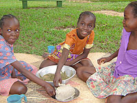SOS-Kinder essen Koko-Gemüse mit Gozo