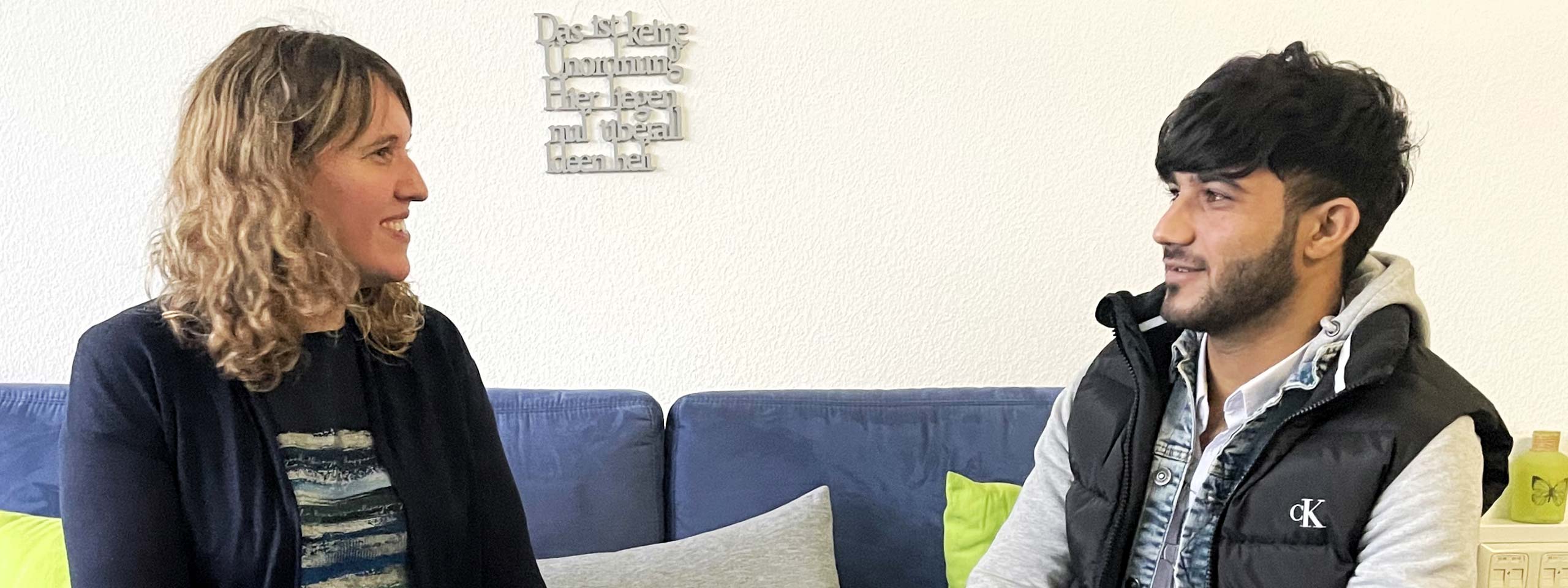 Nasehullah im Gespräch mit Bezugsbetreuerin Sabine Flatz. Foto: SOS-Kinderdorf Österreich