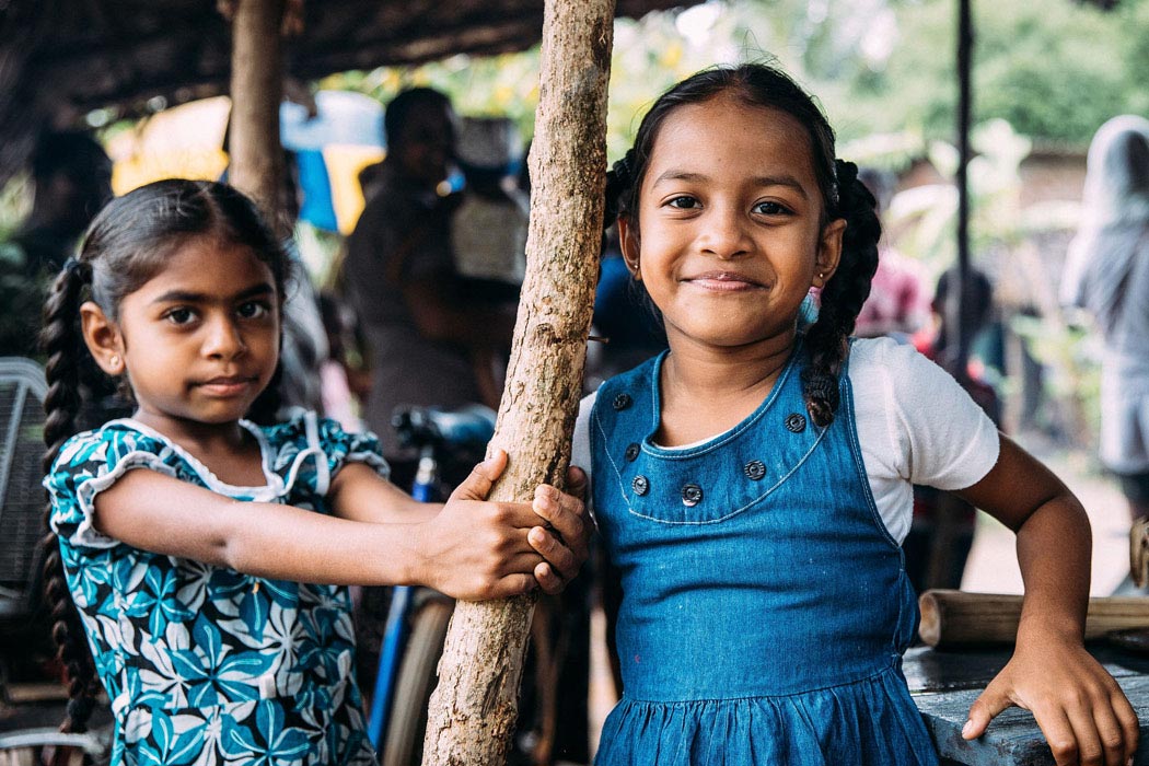 Zwei Mädchen aus dem Hilfsprojekt Sri Lanka