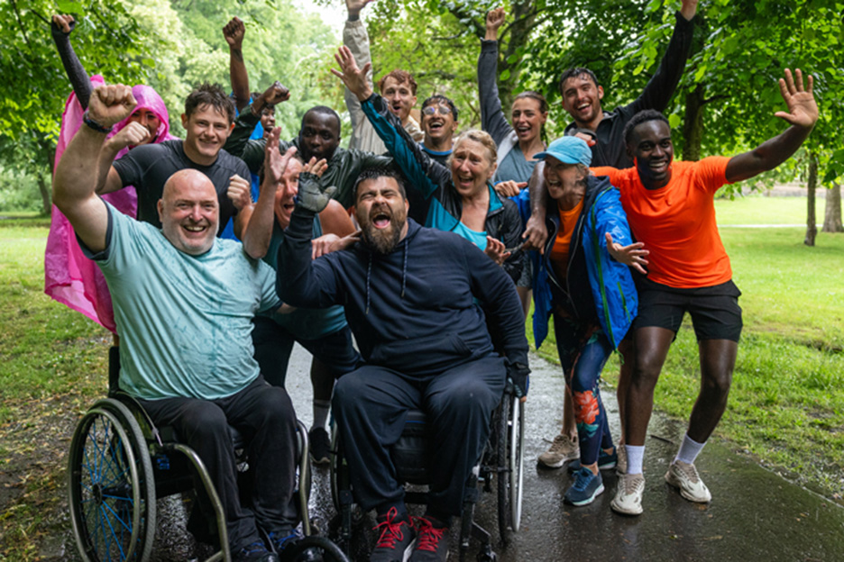 Sportler:innen jubeln nach einem Lauf