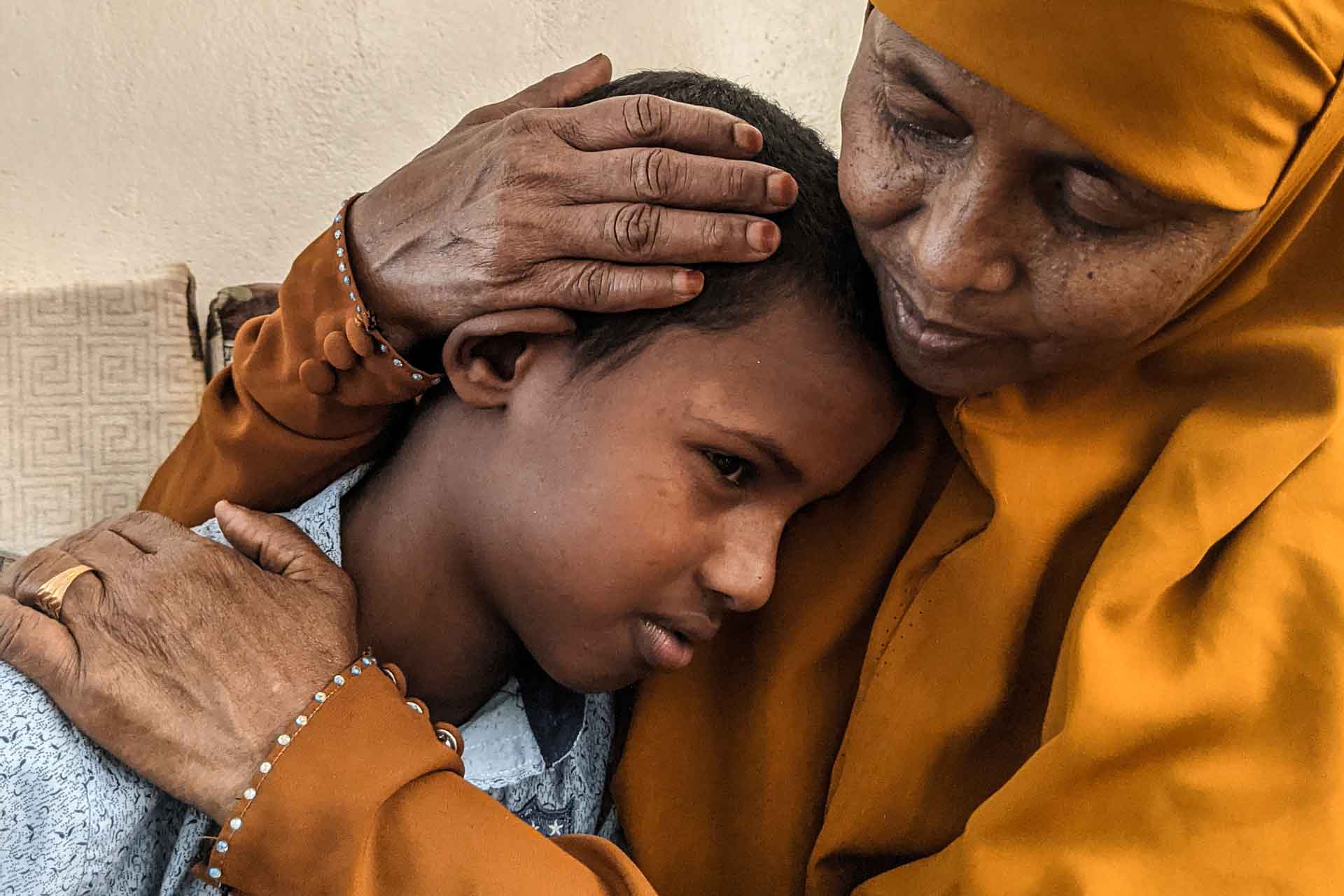 Trost: Junge mit seiner SOS-Kinderdorf-Mutter im SOS-Kinderdorf Hargeisa, Somaliland. Foto: Florian Staudt