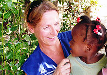 Psychologin Yolanda van den Broek mit einem Mädchen in Haiti