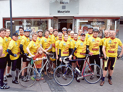 Sportlich und hilfsbereit: Helge Kondring (r.) und die Herner Radsportler - Foto: privat