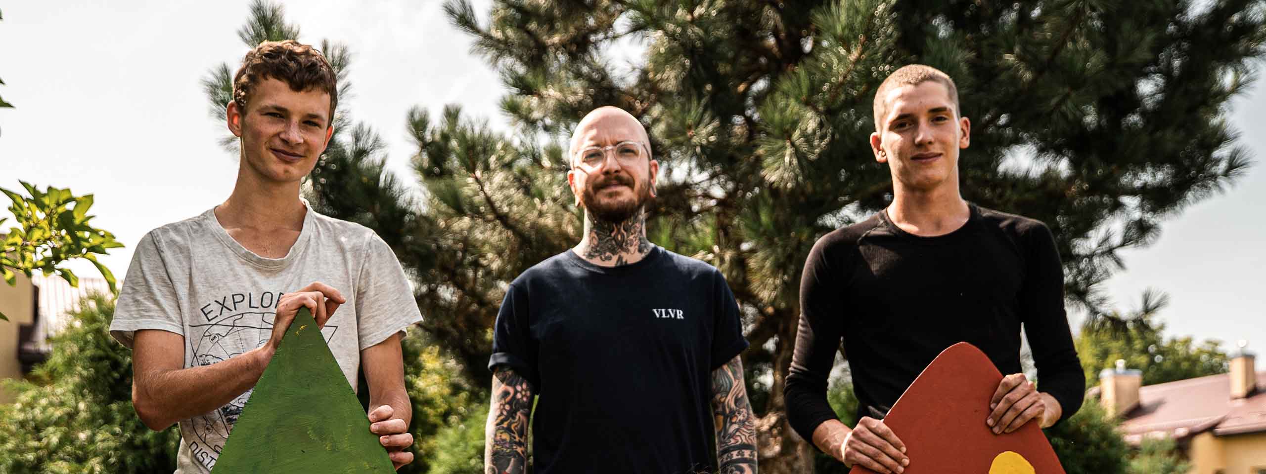 Zu Besuch bei den SOS-Kinderdörfern in Polen: Jonas Winkler baut mit geflüchteten ukrainischen Jugendlichen Balance-Boards. Foto: Dennis Lobert