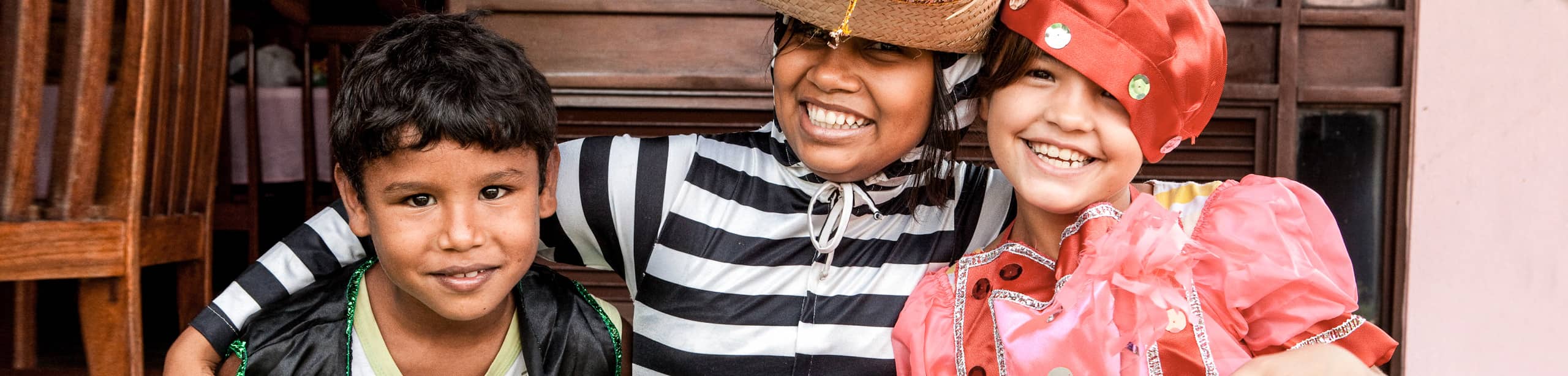 Kinder sind verkleidet und lachen