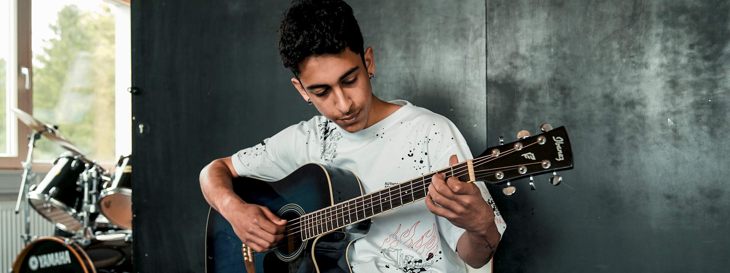 Junge spielt Gitarre