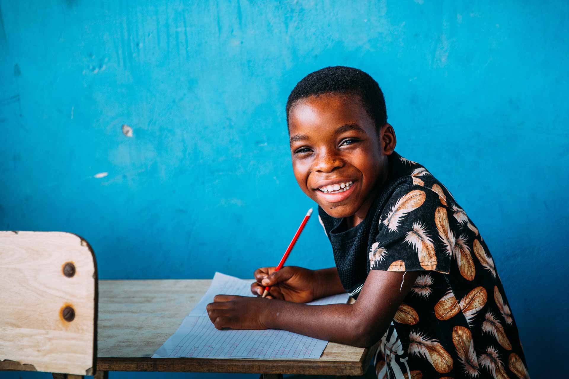 Junge in Ghana bei Schularbeiten - Foto: Alea Horst