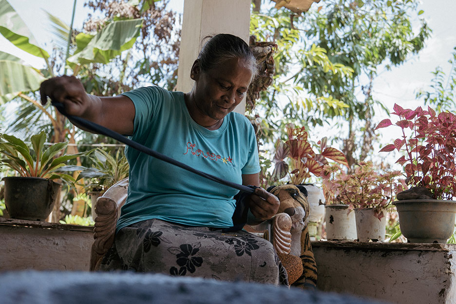Großmutter Leena knüpft Teppiche. Foto: Martin Hanebeck