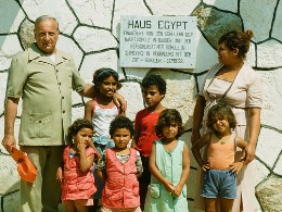 Hermann Gmeiner mit der Familie des  "Haus Egypt"