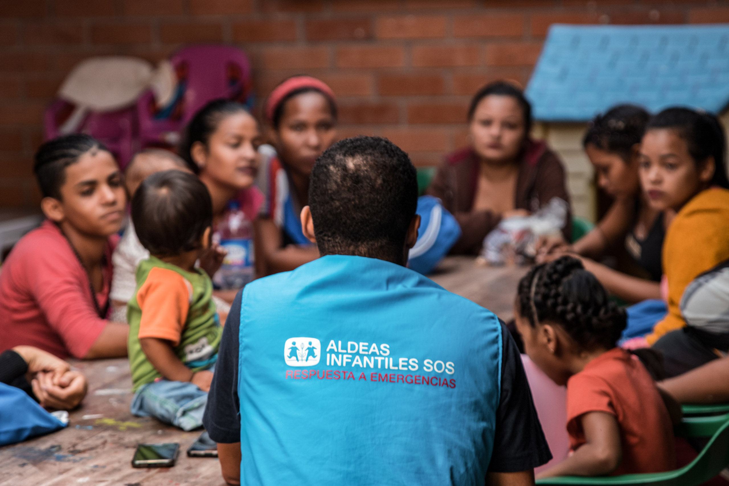 SOS-Mitarbeiter im Gespräch mit Kindern