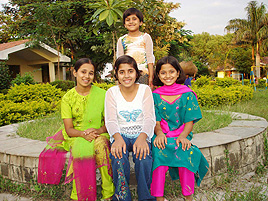 Sie sind in ihrem neuen Zuhause angekommen: Jasmine und ihre Schwestern Sushma, Maya und Poonam (v.l.). 