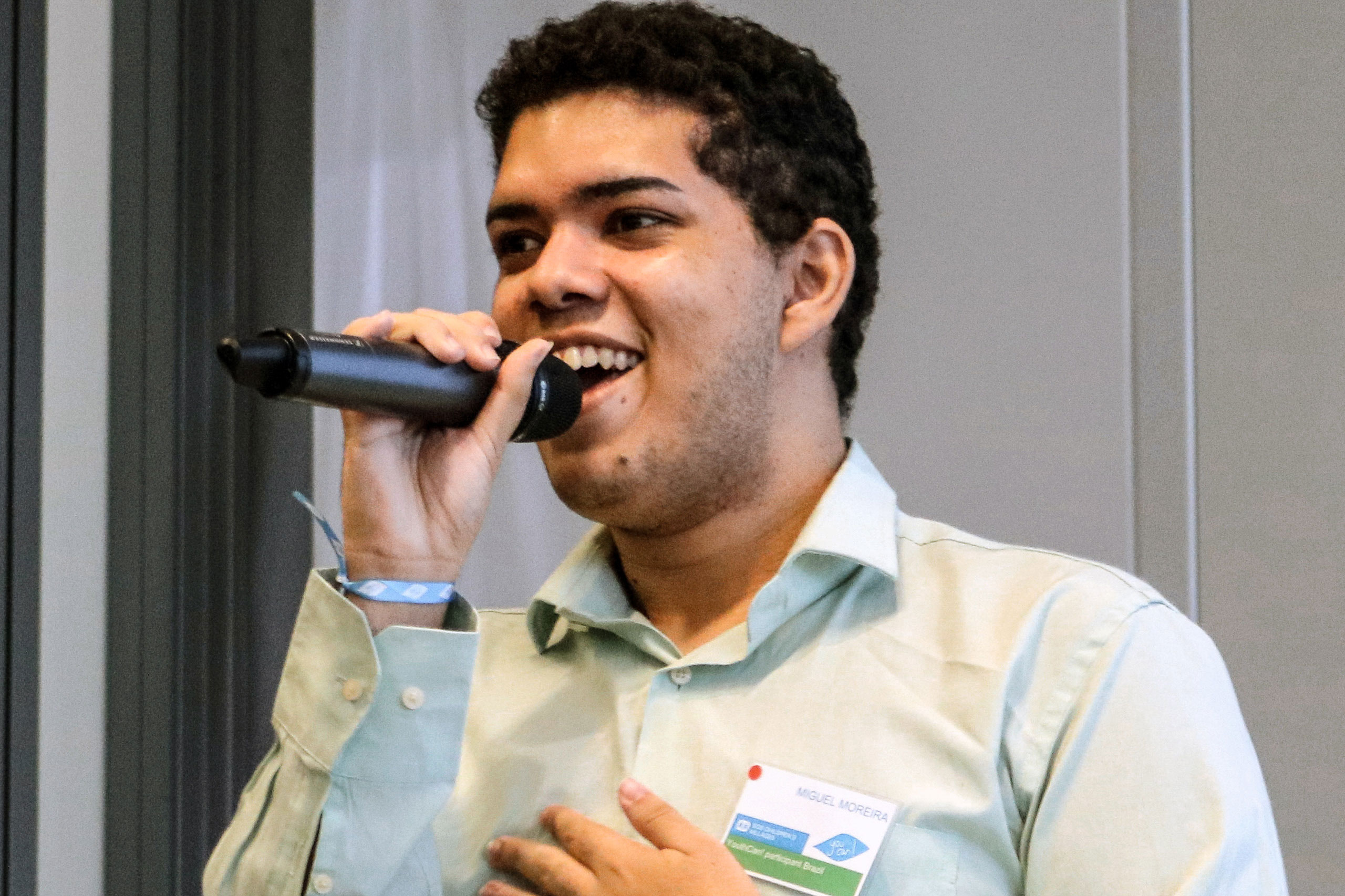 Miguel hält eine Rede mit Mikrophon