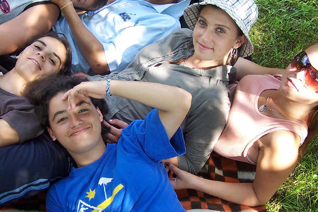 Jugendliche "chillen" auf einer Wiese