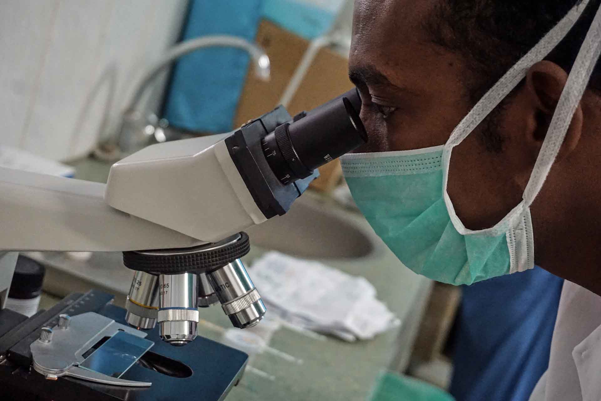 Unter dem Mikroskop: Zur Klinik der SOS-Kinderdörfer in Mogadischu gehört auch ein Labor. Foto: Katharina Ebel