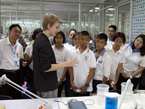 Bei einem Besuch in der Juwelo Schmuckmanufaktor in Chanthaburi konnten sich SOS-Jugendliche aus Bangpoo über mögliche Ausbildungsplätze informieren.