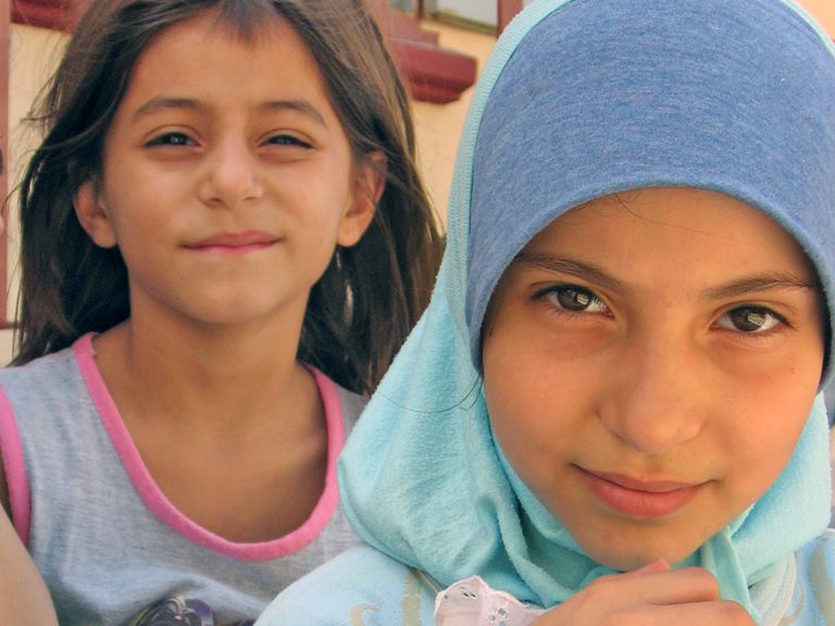 Libanon: zwei Mädchen spielen gemeinsam