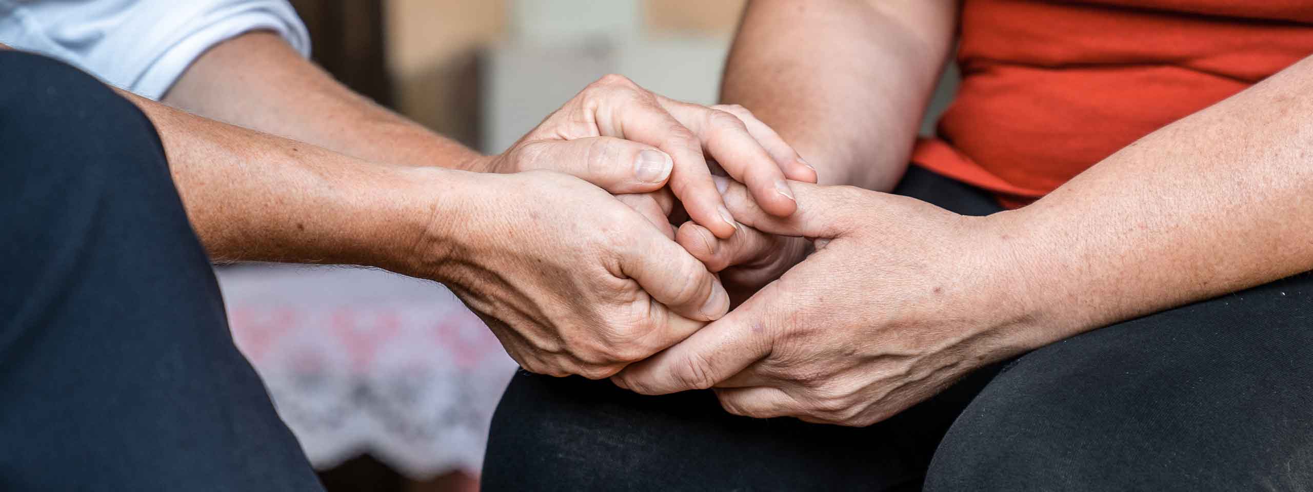 Großaufnahme: Barbara Gruner, Vorständin der SOS-Kinderdörfer weltweit, hält die Hände der ukrainischen Pflegemutter Valentina – Foto: Oleksandra Zborovska