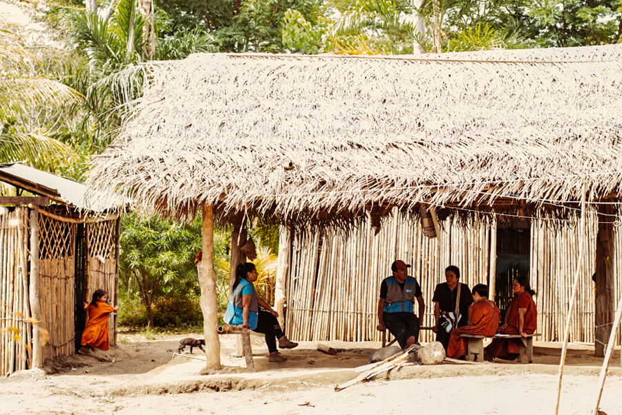 Indigene Familie in der Amazonas-Region