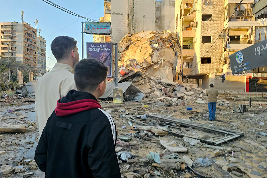 Jugendliche inmitten von Zerstörung im Libanon. Foto: AFP