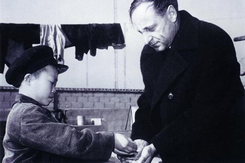 Mehr als eine symbolische Geste: Hermann Gmeiner erhält von einem koreanischen Jungen Reiskörner