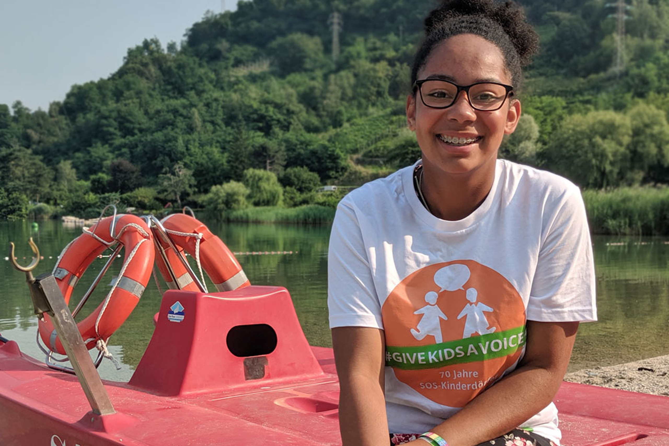 Maria setzt sich als Kinderbürgermeisterin im SOS-Feriencamp am Caldonazzo-See für Umweltschutz, interkulturellen Austausch oder die Belange der Jüngeren ein. Foto: Steffi Davis