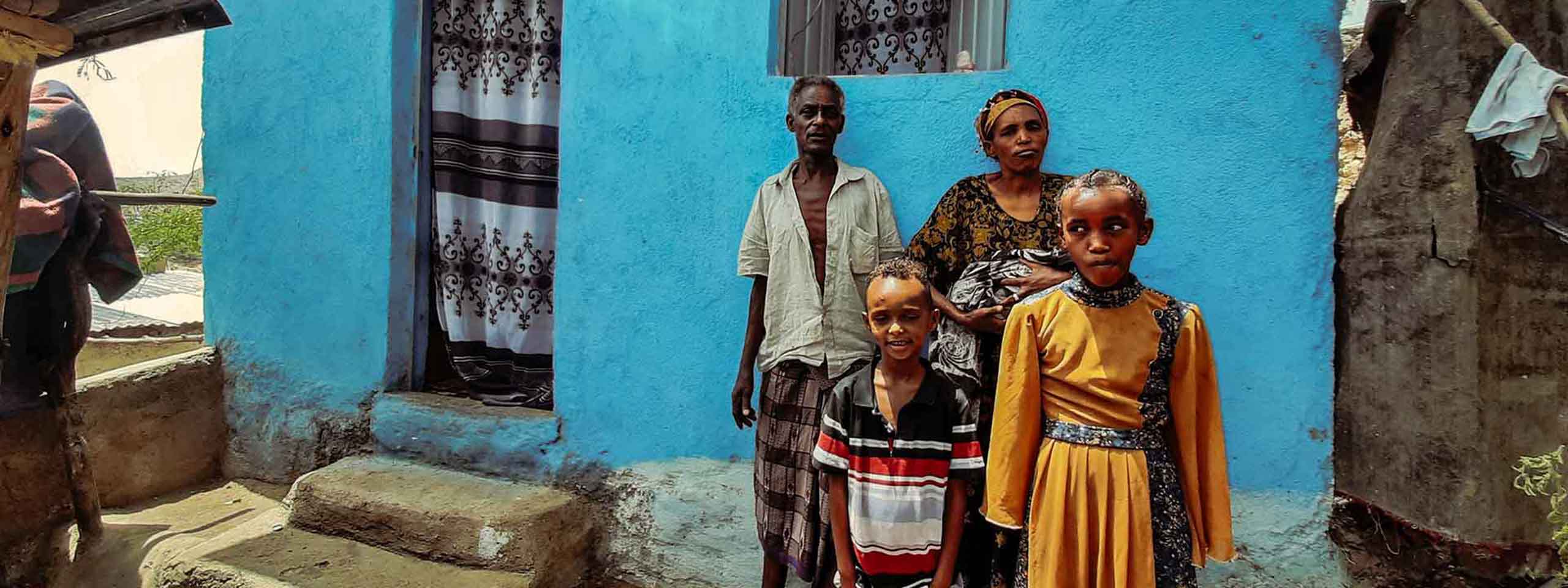 Misrujundi und ihre Familie vor dem neuen Haus